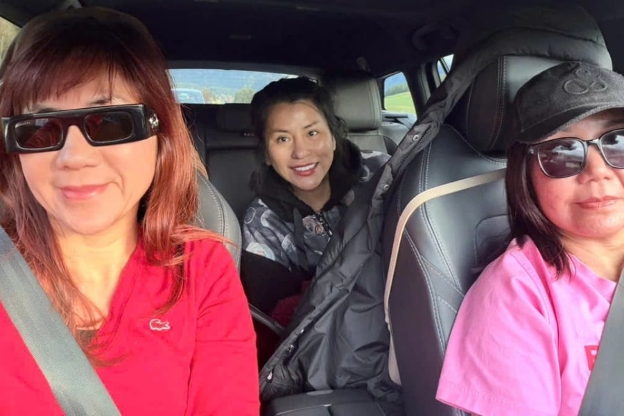 Nhóm phụ nữ Việt tự lái ô tô qua 25 quốc gia trong một năm