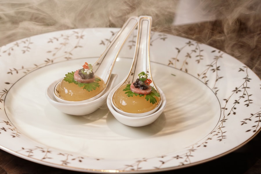 Đầu bếp Michelin 'giải phẫu' tô phở Việt thành 12 món