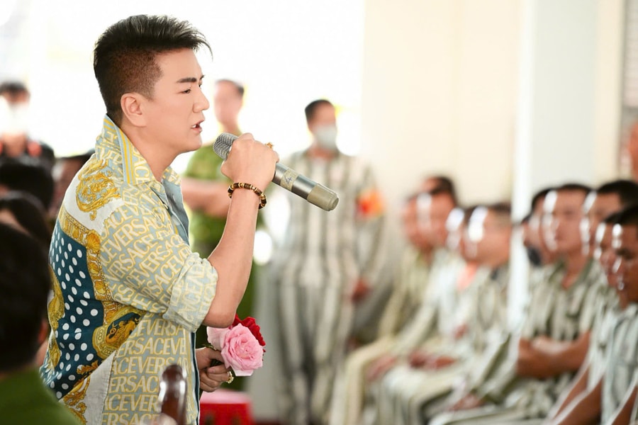 Đàm Vĩnh Hưng hát ở trại giam