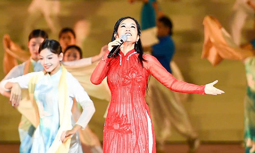 Nghệ sĩ biểu diễn chào mừng Đại hội XIV