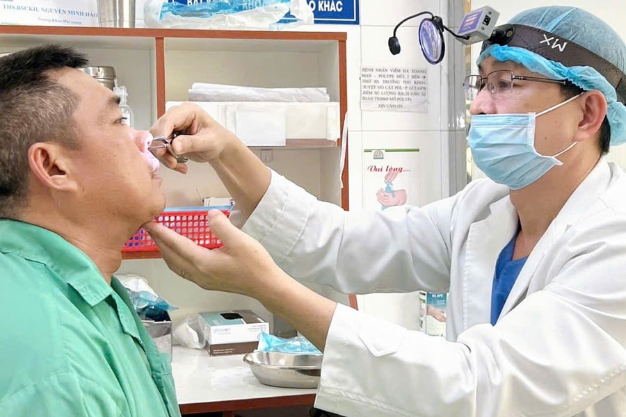 U xoang trán ủ bệnh hàng chục năm đẩy lồi mắt