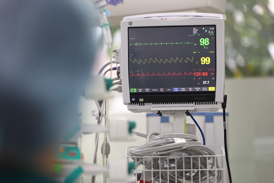 Ba mẹ con nguy kịch sau mắc kẹt trong đám cháy chung cư