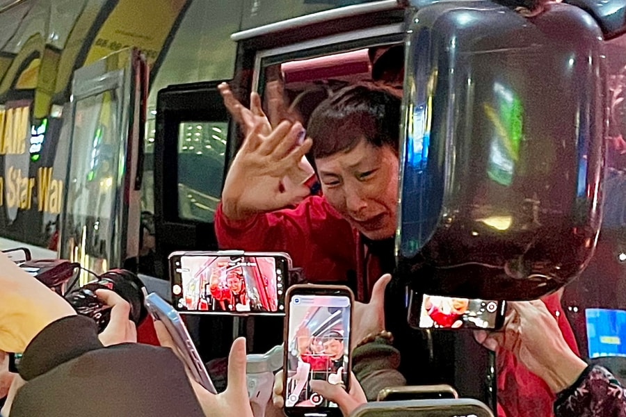 HLV Kim cùng CĐV hát 'Việt Nam Hồ Chí Minh'