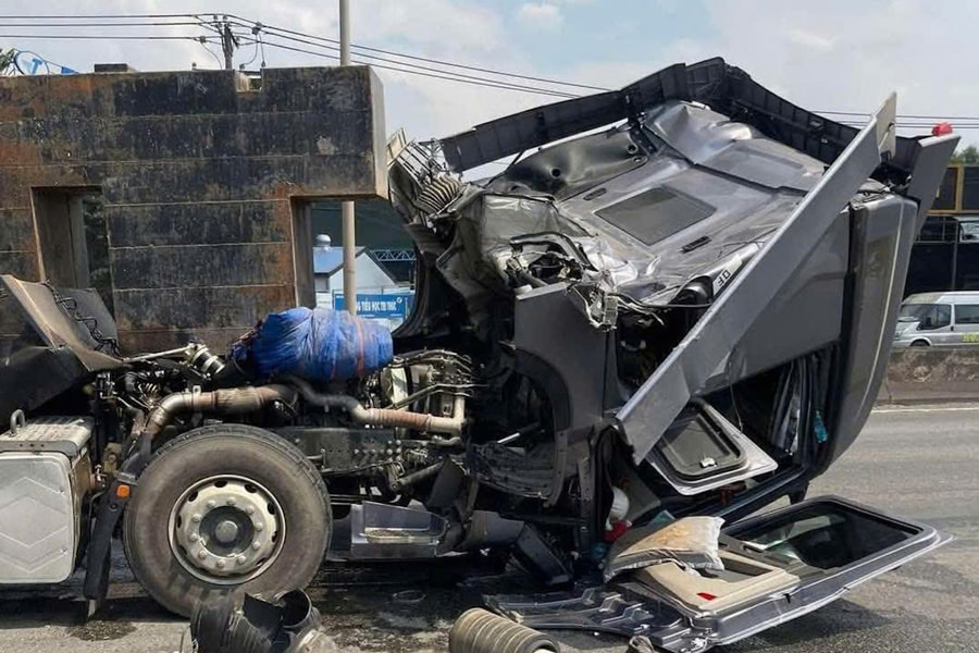 Thùng sắt rơi đè bẹp cabin xe đầu kéo trên quốc lộ 51