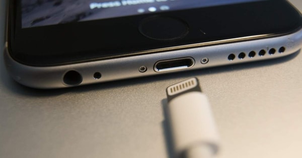 Vừa dùng điện thoại vừa cắm sạc, cô gái bị điện giật tử vong