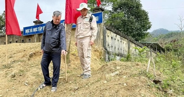 Phát hiện bom chùm sát cổng trường tiểu học, lực lượng chức năng khẩn trương xử lý