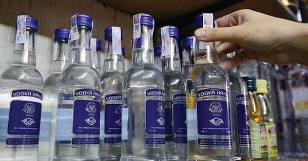 Chủ hãng rượu Vodka Hà Nội tiếp tục chìm trong lỗ nhưng kho tiền mới là điều gây chú ý