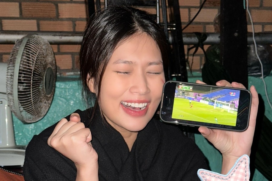 Hòa Minzy 'đi bão', bật khóc vì U23 Việt Nam