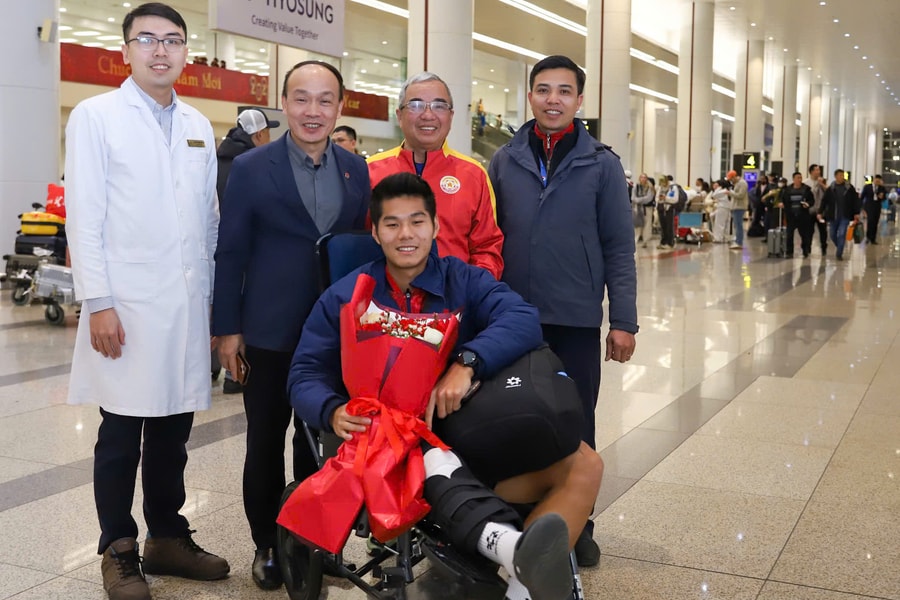 Hậu vệ U23 Việt Nam ngồi xe lăn xuống máy bay, bác sĩ đưa thẳng đến bệnh viện
