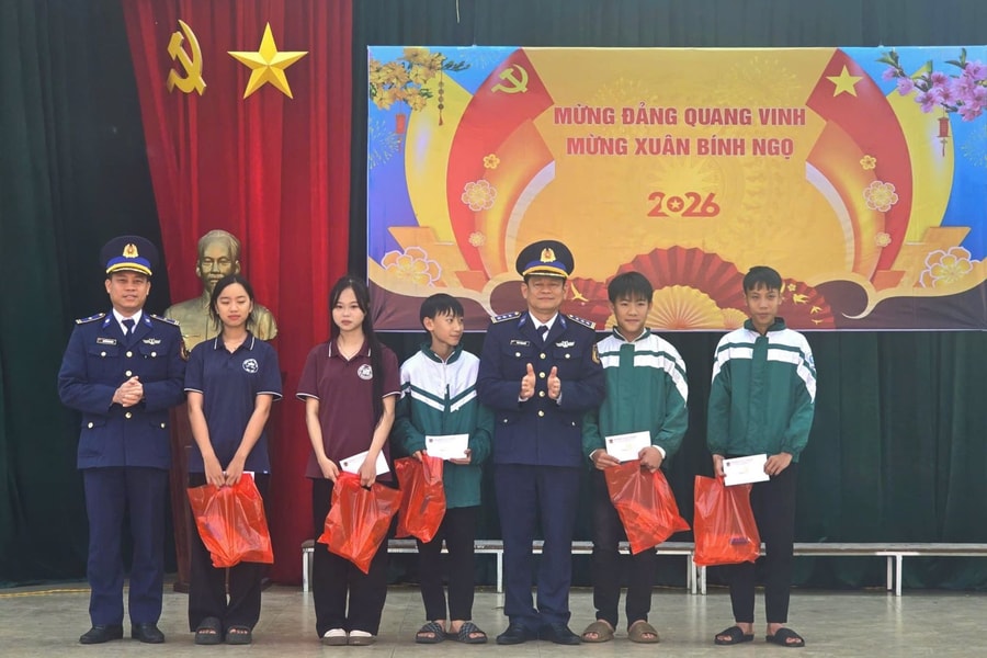 Cảnh sát biển chung tay mang Tết đến với học sinh nghèo