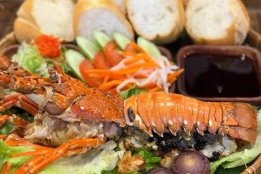 Khách Tây nói gì sau khi ăn chiếc bánh mỳ tôm hùm giá 1 triệu đồng ở TPHCM?