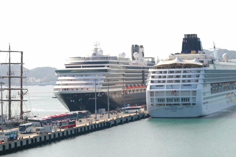 Hai siêu tàu du lịch cập cảng quốc tế Cam Ranh