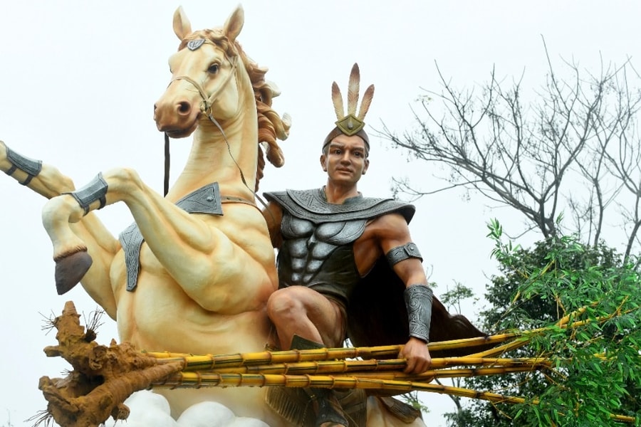 Tượng Thánh Gióng cưỡi ngựa tay cầm bụi tre gây chú ý