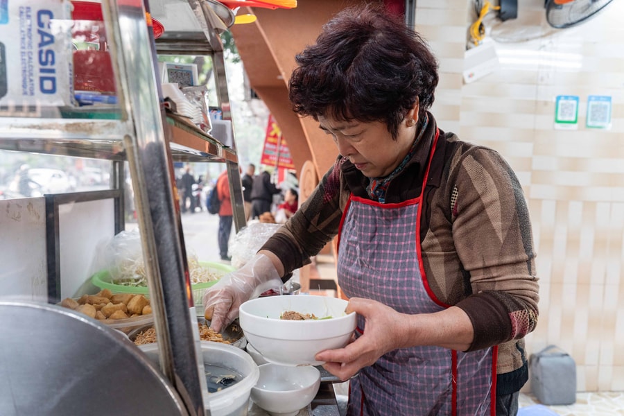 Quán bún riêu ốc 40 năm giữ chân khách quen trên phố Hà Nội