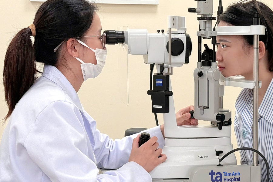 4 thói quen dùng điện thoại làm tăng độ cận thị