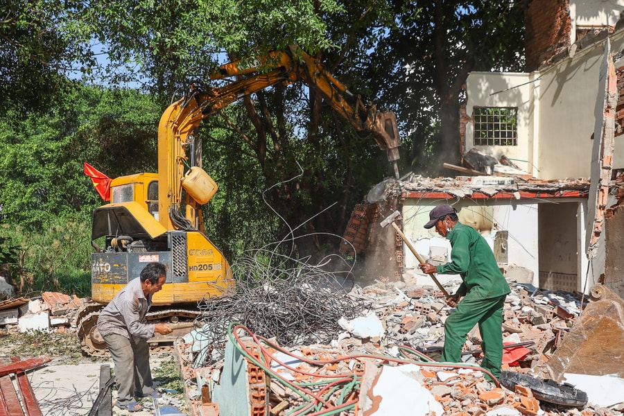 Người dân tháo dỡ nhà, giao mặt bằng cải tạo rạch Xuyên Tâm