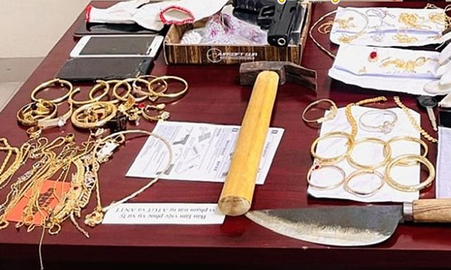 Hai sinh viên, công nhân nợ nần rủ nhau đi cướp tiệm vàng