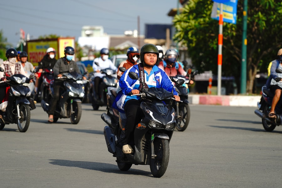 Người Việt giảm mua xe máy xăng