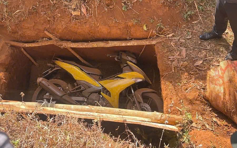 Tìm thấy xe máy của nghi phạm cướp ngân hàng ở Gia Lai