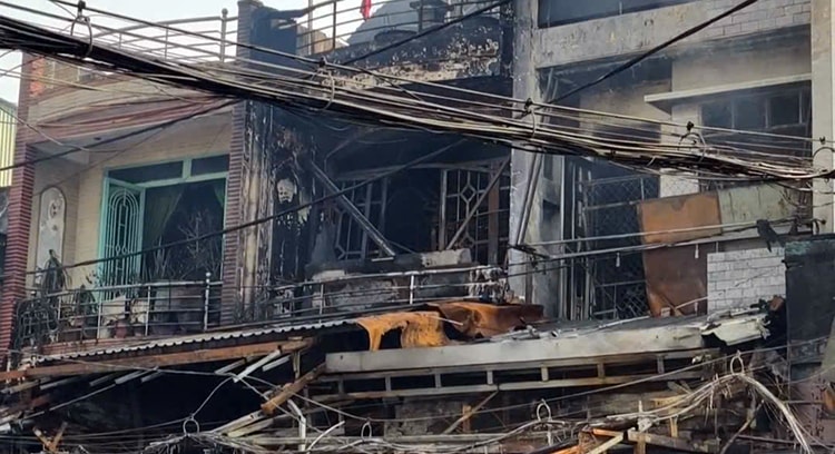 TP Hồ Chí Minh: Hỗ trợ tiền, nhu yếu phẩm cho các hộ dân bị cháy tại phường Bình Đông