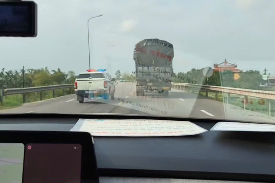 Cảnh sát giao thông dùng xe đặc chủng đưa sản phụ đi cấp cứu kịp thời