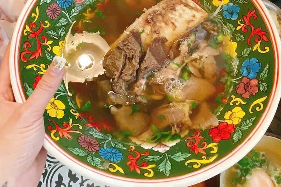 Món phở bò "khổng lồ" phục vụ trong chiếc bát sứ giá 3 triệu đồng ở Hà Nội