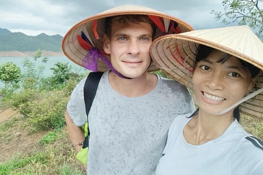 Cô gái thề 'cả đời độc thân' bỗng có chồng sau nửa tháng