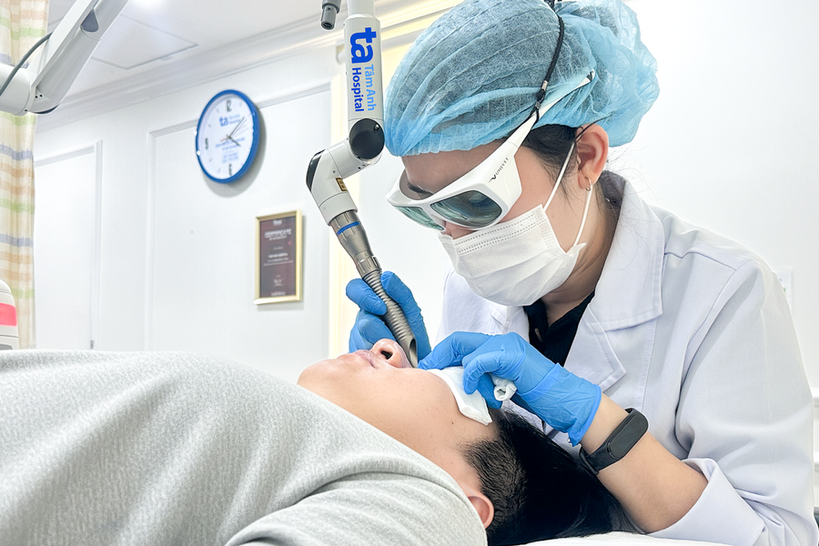 Tách đáy sẹo kết hợp laser chữa tổn thương do mụn