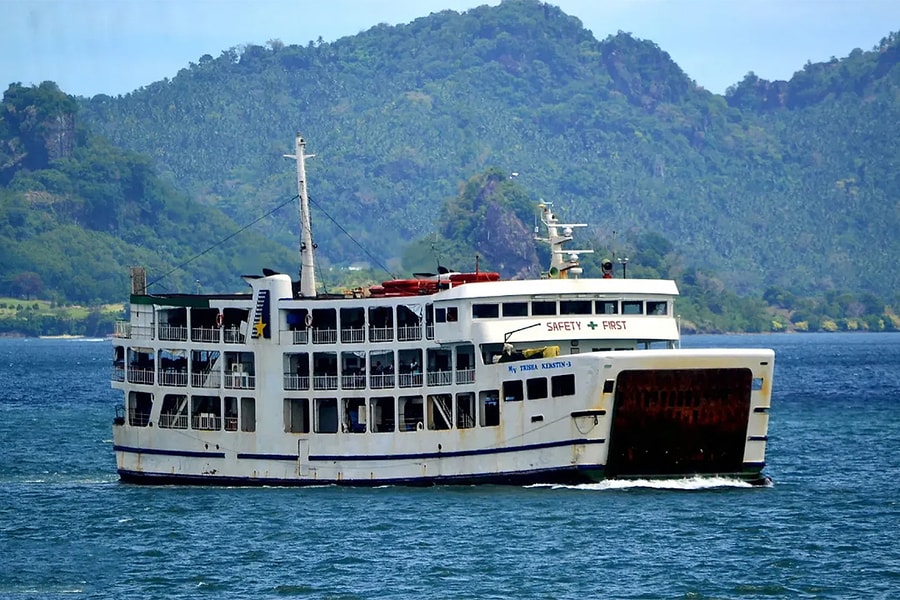 Chìm phà chở 350 người ở Philippines