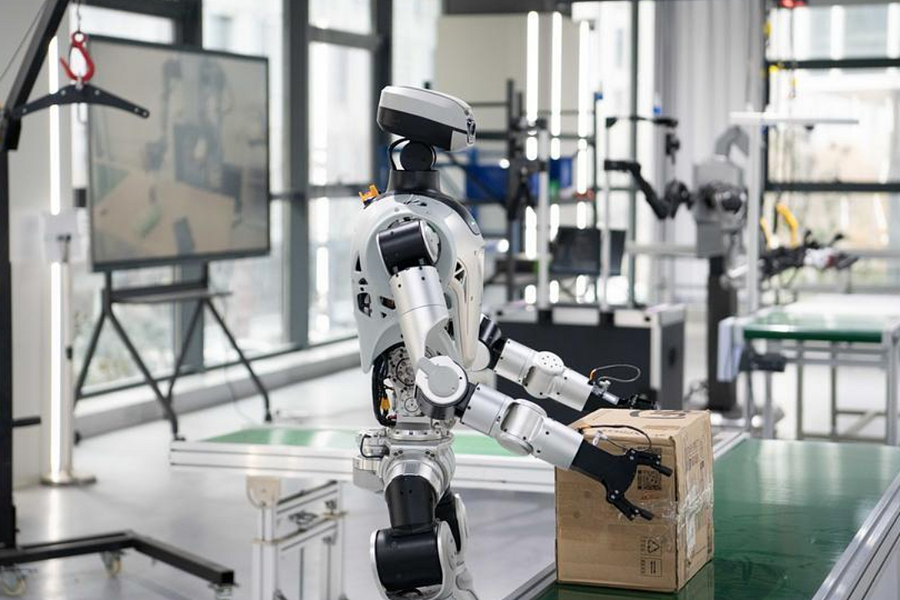 Giám đốc UBTech: 'Robot làm việc chỉ hiệu quả bằng nửa con người'