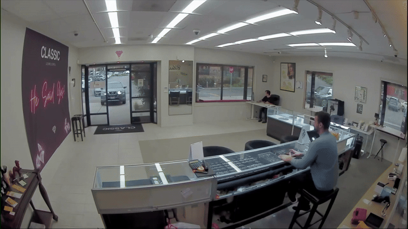 Lao xe phá cửa, cướp tiệm vàng ở quận Cam