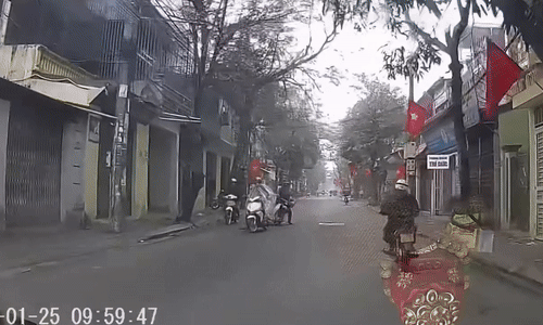 Xe máy loạng choạng đổ ngang trước đầu ôtô