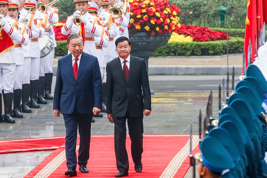 Việt Nam bắn 21 loạt đại bác chào mừng Tổng Bí thư, Chủ tịch nước Lào