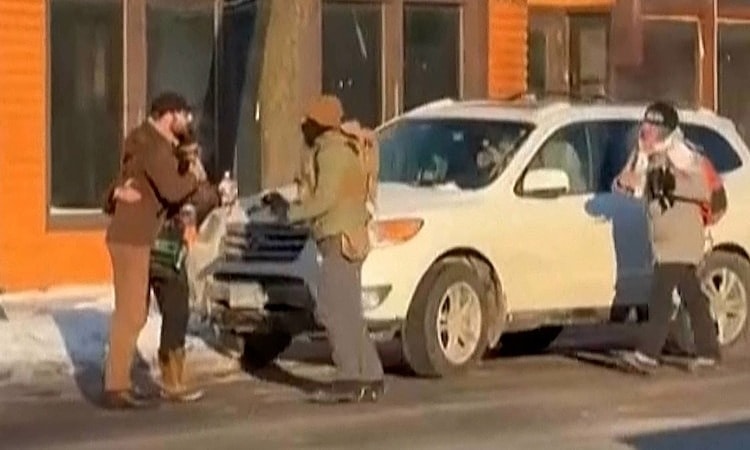 Phút hỗn loạn trước khi đặc vụ liên bang bắn 10 phát vào công dân Mỹ