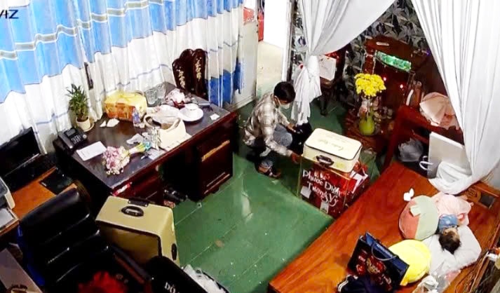 Trộm tiền mừng cưới để 'bao' người yêu mua trang sức vàng