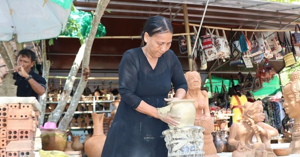 Độc đáo nghề 'làm bằng tay, xoay bằng mông' của người Chăm ở Khánh Hòa