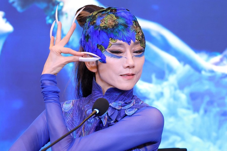 'Chim công làng múa' Dương Lệ Bình mang ‘Khổng tước’ đến Việt Nam