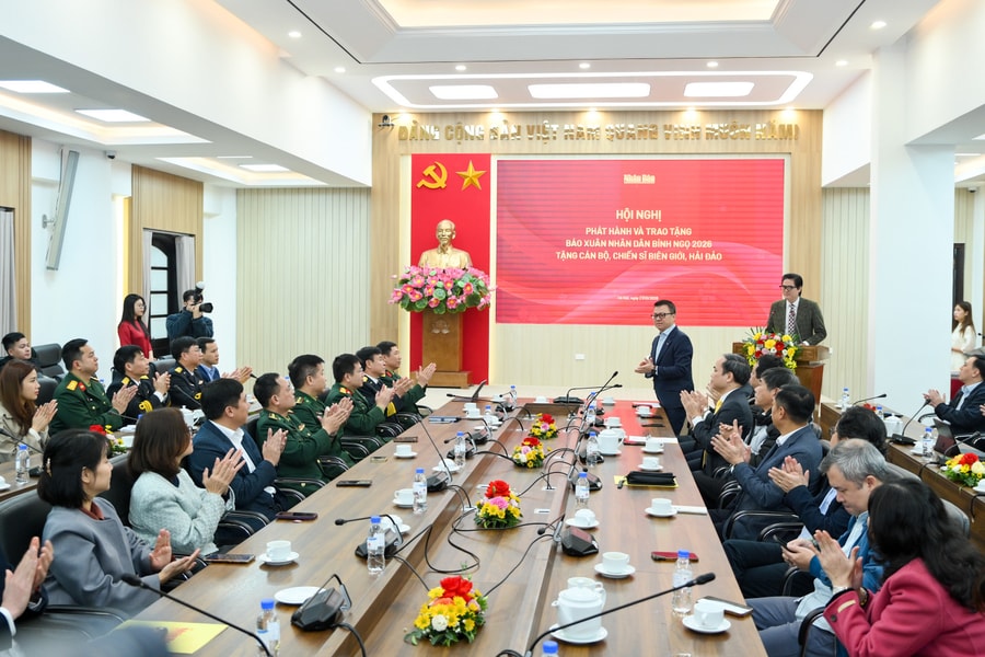 Trao tặng Báo Nhân Dân xuân Bính Ngọ tới cán bộ, chiến sĩ biên giới, hải đảo