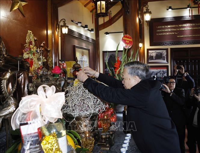 Tổng Bí thư dâng hương tại Di tích lịch sử quốc gia Địa điểm lưu niệm Bác Hồ về thăm mỏ Đèo Nai