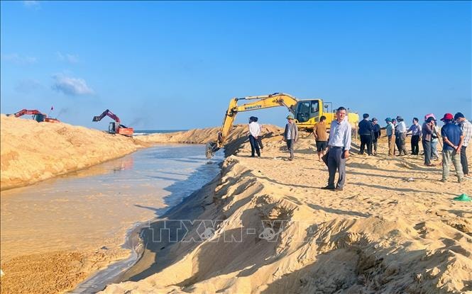 Ngư dân gặp khó khi cửa biển Lý Hòa bị bồi lấp