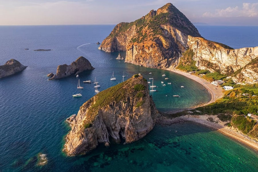 Khám phá hòn đảo thiên đường 'không dấu chân người' ở Italy