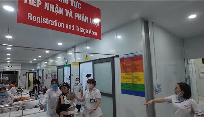 CSGT TP Hồ Chí Minh kịp thời đưa bé 2 tuổi bị hóc dị vật đến bệnh viện cấp cứu