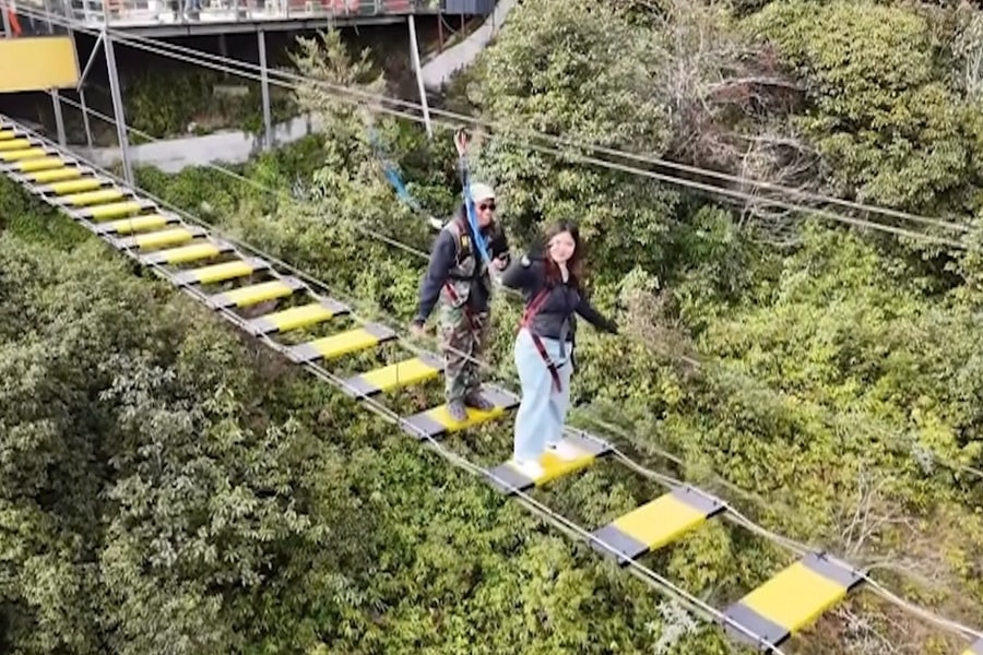 Chàng trai quỳ gối cầu hôn trên cầu treo xuyên mây ở Việt Nam gây sốt