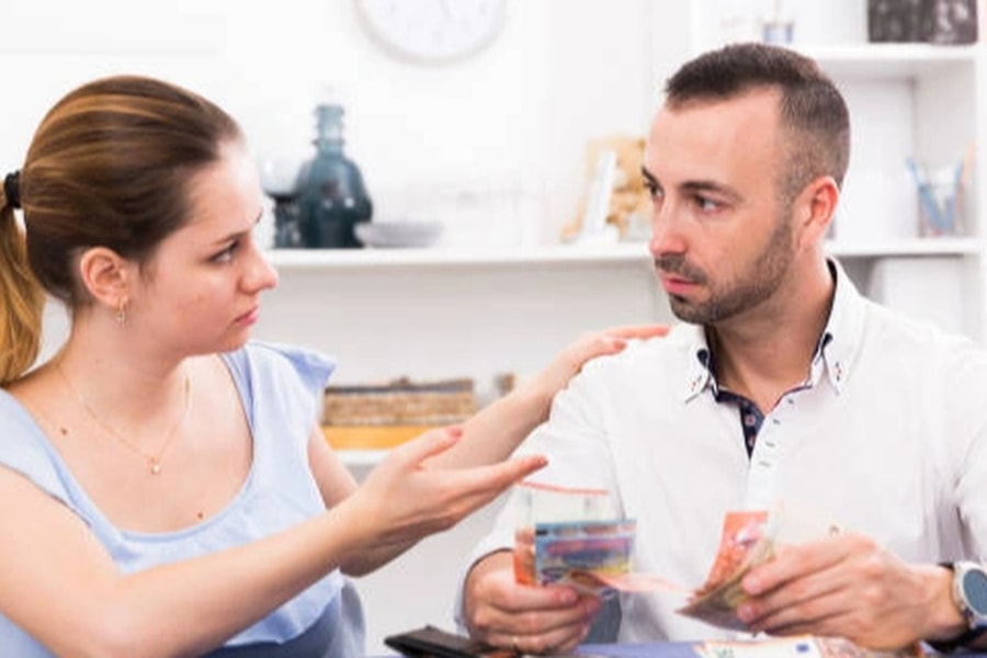 Nghe bạn được chồng giàu “thưởng tiền”, vợ về đòi tôi trả lương tháng 13