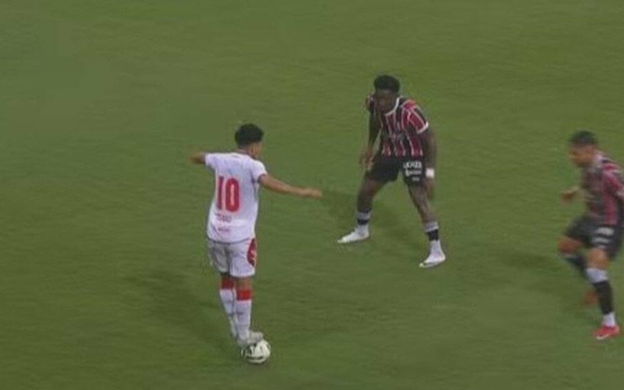 Neymar bênh cầu thủ bị phạt vì 'dẫm lên bóng'