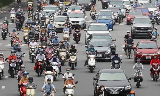 Nên xử phạt xe máy, ôtô 'rùa bò' cản đường nội thành