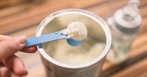 Bộ Y tế cảnh báo, yêu cầu dừng bán 5 loại sữa ngoại nghi nhiễm độc tố