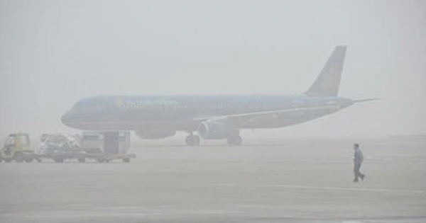 Nội Bài "tê liệt" tạm thời vì sương mù, nhiều chuyến bay phải bay vòng, hoãn cất cánh, chuyển hướng