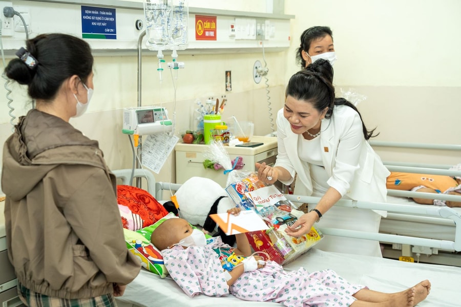 TP Hồ Chí Minh: Mang Tết sớm đến với bệnh nhân khó khăn