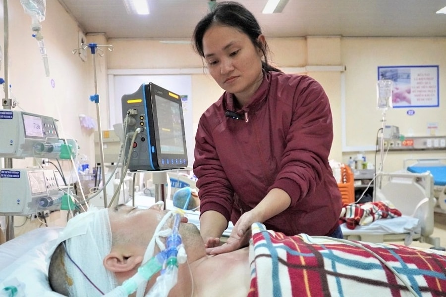 Người cha cụt chân bị đột quỵ, 4 con thơ ngơ ngác, vợ nghèo cầu cứu